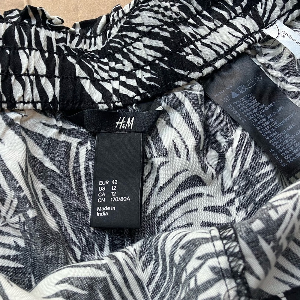 H&M Black & white patterned shorts Size 12 - Picture 4 of 4